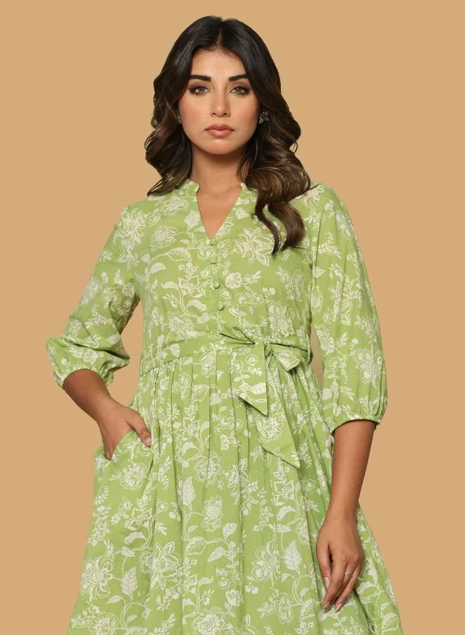 ملائم فستان قطن أخضر بطبعات وأكمام الجرس